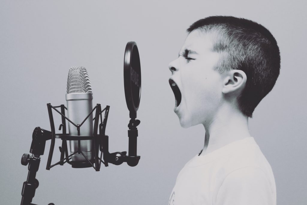 Barn skriker i mikrofon
